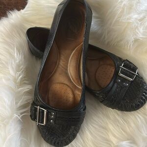 Nurture Black flats 1/2